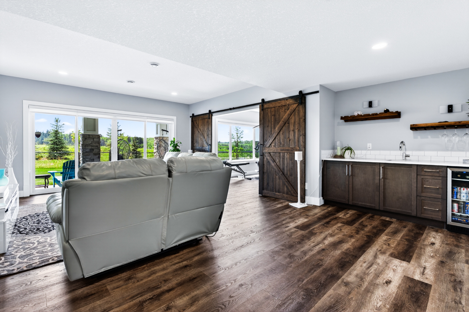 Walkout lounge with bar